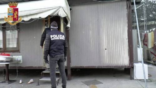 Il rom ruba gli arnesi all'operaio, poi cerca di investirlo